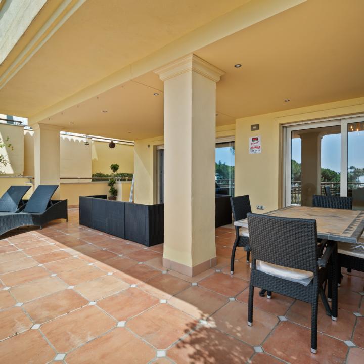Impressive three bedroom, south facing elevated ground floor apartment in Condado de Sierra Blanca Picture 10