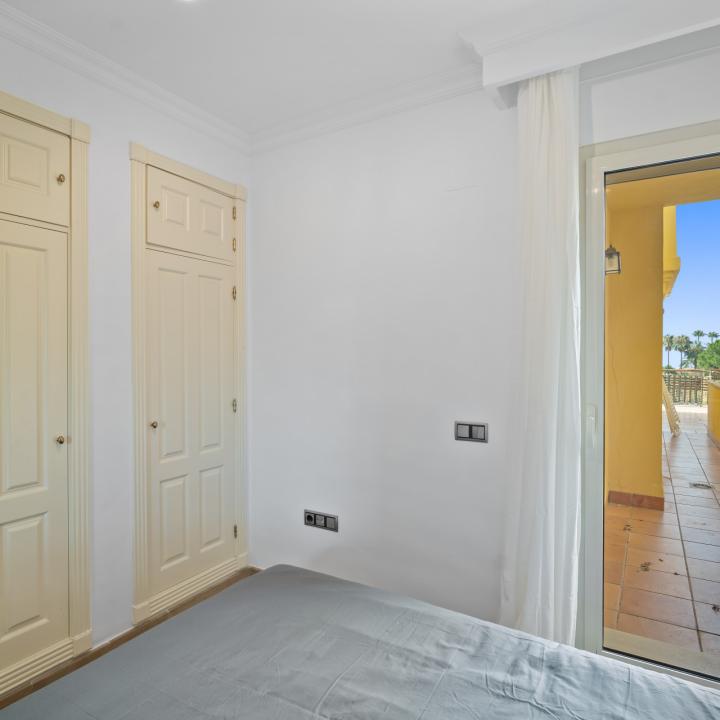 Impressive three bedroom, south facing elevated ground floor apartment in Condado de Sierra Blanca Picture 17