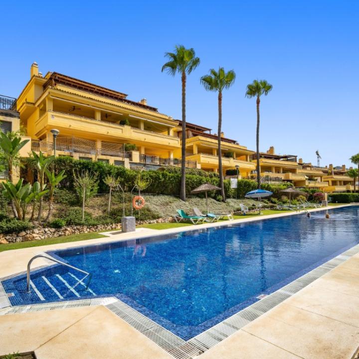 Impressive three bedroom, south facing elevated ground floor apartment in Condado de Sierra Blanca Picture 4