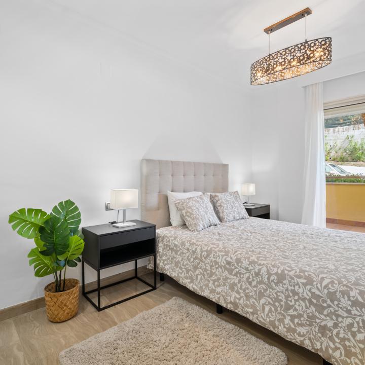 Impressive three bedroom, south facing elevated ground floor apartment in Condado de Sierra Blanca Picture 5