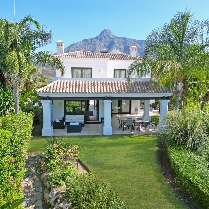 Elegant five bedroom south facing luxury villa in Village Las Lomas de Magna Marbella Picture