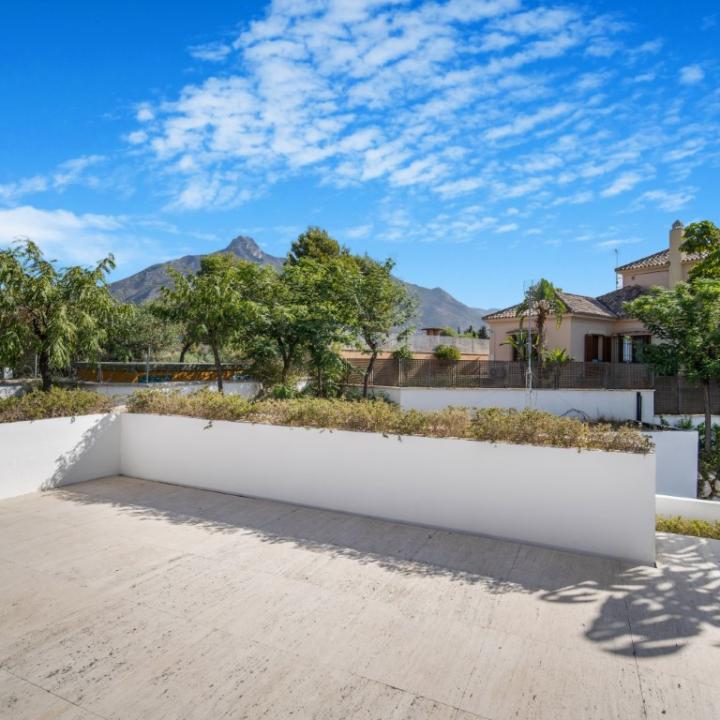 Elegant five bedroom south facing luxury villa in Village Las Lomas de Magna Marbella Picture 12