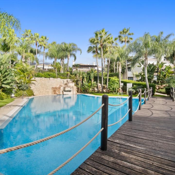 Elegant five bedroom south facing luxury villa in Village Las Lomas de Magna Marbella Picture 13
