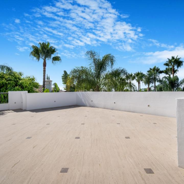 Elegant five bedroom south facing luxury villa in Village Las Lomas de Magna Marbella Picture 14