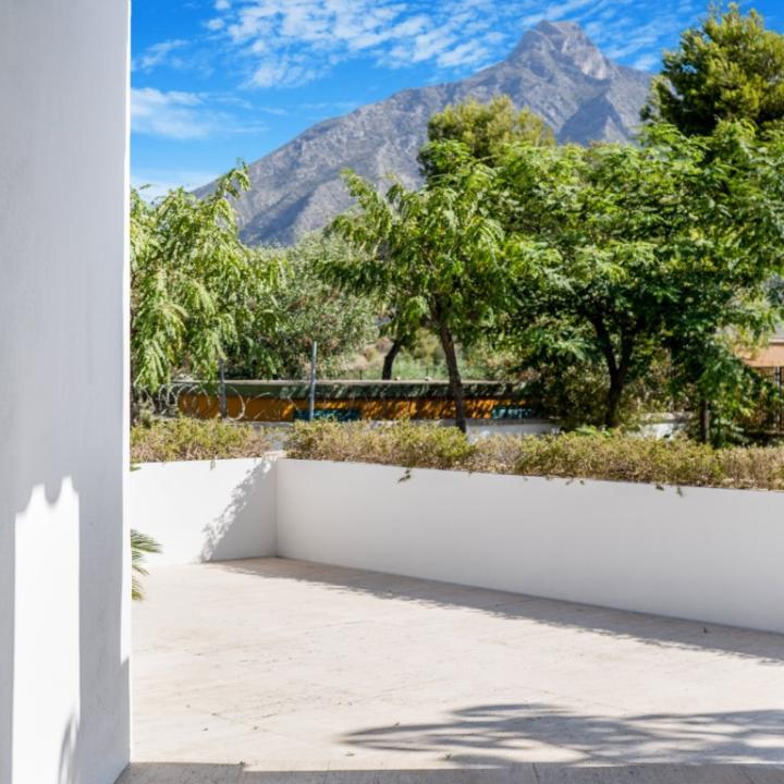 Elegant five bedroom south facing luxury villa in Village Las Lomas de Magna Marbella Picture 19