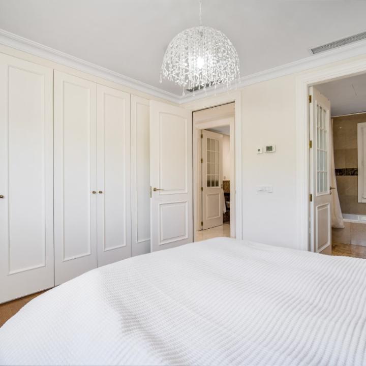 Elegant five bedroom south facing luxury villa in Village Las Lomas de Magna Marbella Picture 28