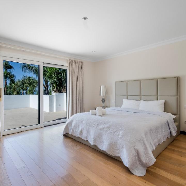 Elegant five bedroom south facing luxury villa in Village Las Lomas de Magna Marbella Picture 3