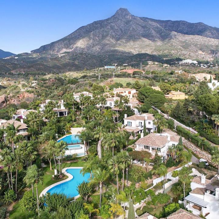 Elegant five bedroom south facing luxury villa in Village Las Lomas de Magna Marbella Picture 4