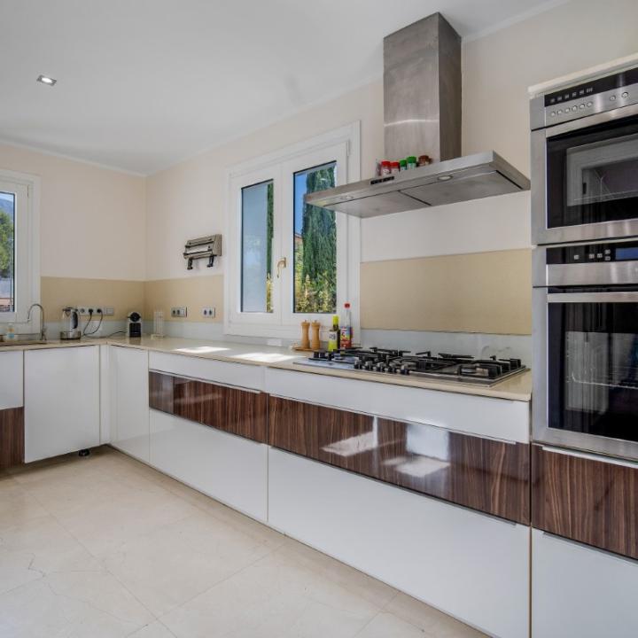 Elegant five bedroom south facing luxury villa in Village Las Lomas de Magna Marbella Picture 5