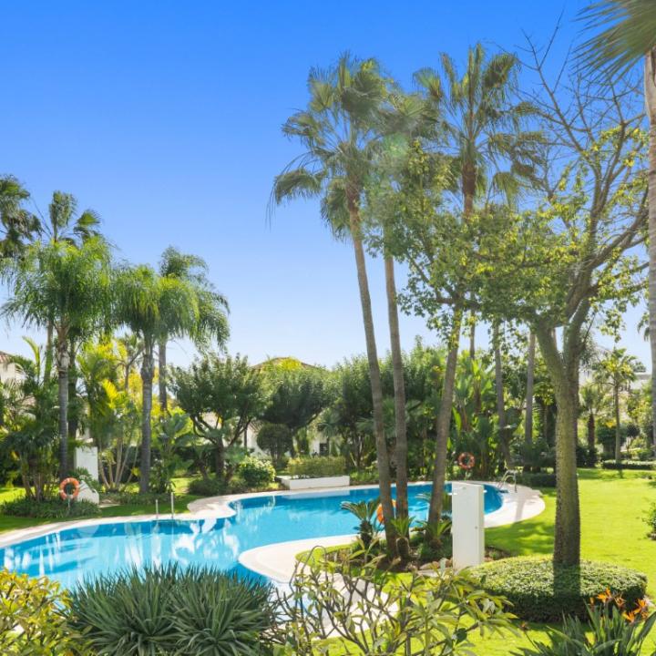 Elegant five bedroom south facing luxury villa in Village Las Lomas de Magna Marbella Picture 6