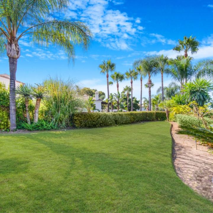 Elegant five bedroom south facing luxury villa in Village Las Lomas de Magna Marbella Picture 8