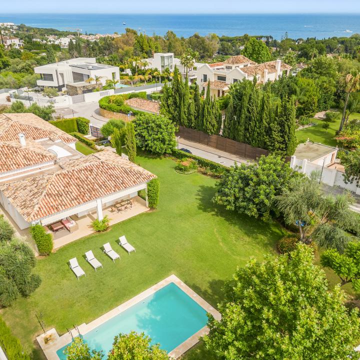 Magnificent six bedroom, south facing villa in the prestigious gated community Altos de Puente Romano Picture