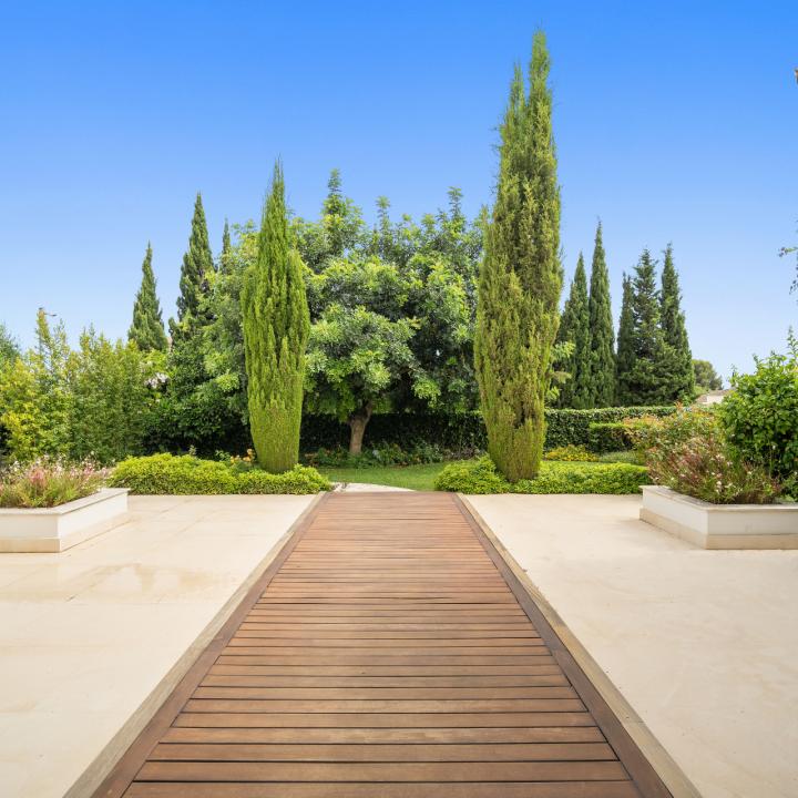 Magnificent six bedroom, south facing villa in the prestigious gated community Altos de Puente Romano Picture 11