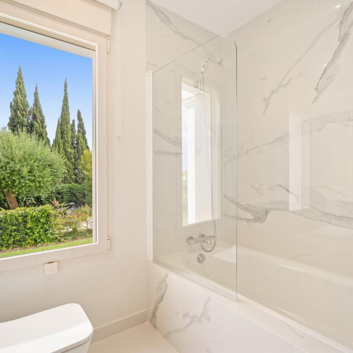 Magnificent six bedroom, south facing villa in the prestigious gated community Altos de Puente Romano Picture 16