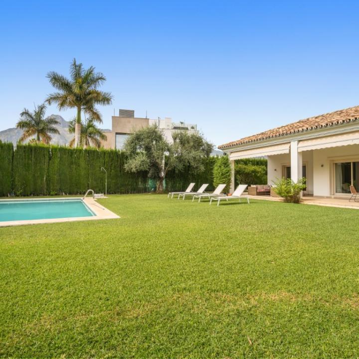 Magnificent six bedroom, south facing villa in the prestigious gated community Altos de Puente Romano Picture 17