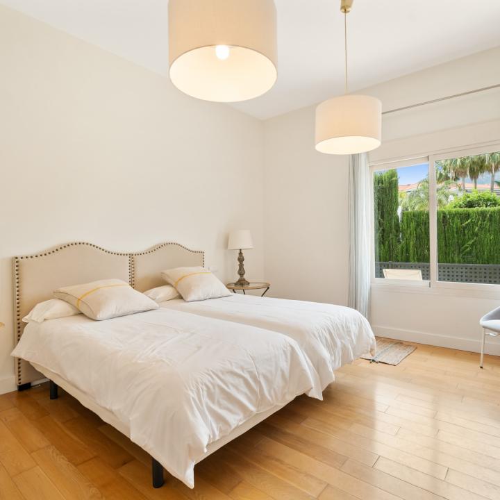 Magnificent six bedroom, south facing villa in the prestigious gated community Altos de Puente Romano Picture 18