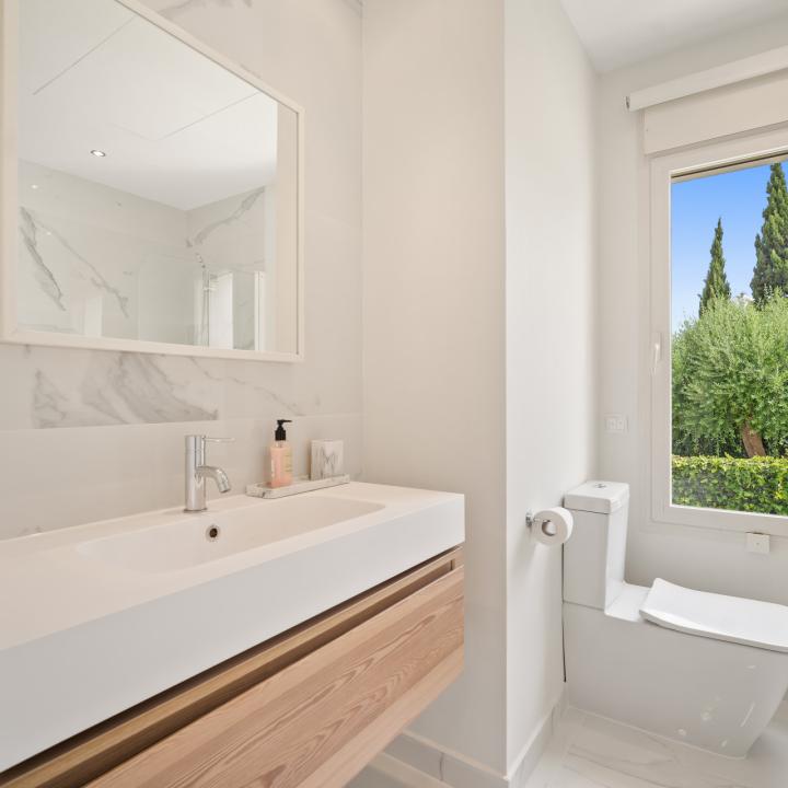 Magnificent six bedroom, south facing villa in the prestigious gated community Altos de Puente Romano Picture 23
