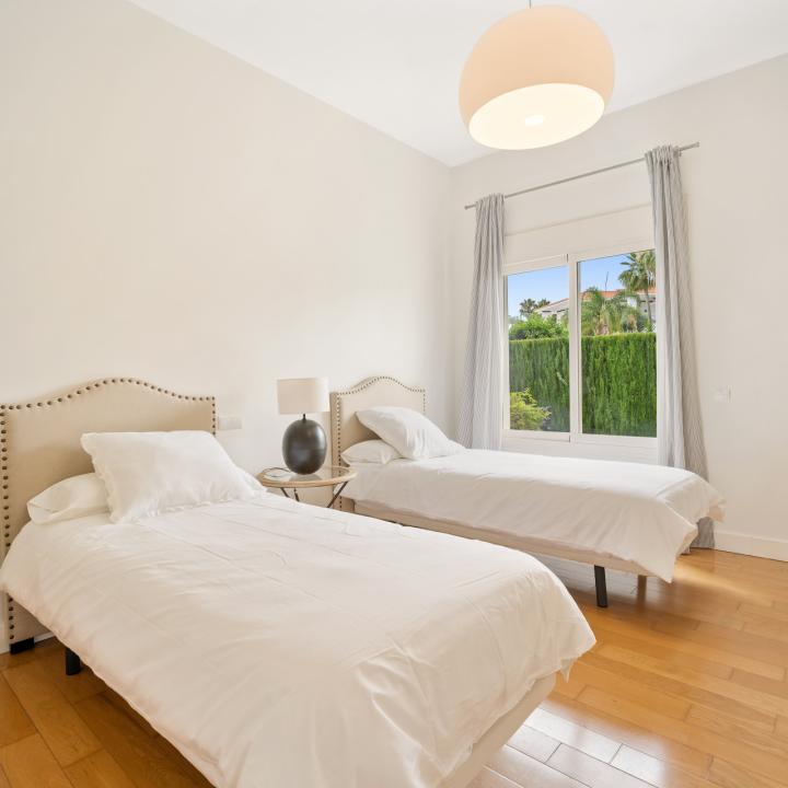 Magnificent six bedroom, south facing villa in the prestigious gated community Altos de Puente Romano Picture 24