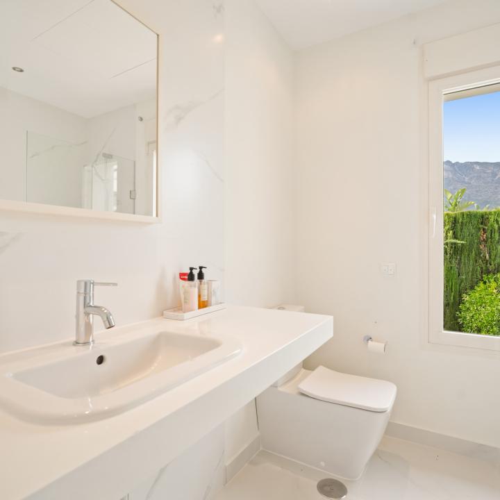 Magnificent six bedroom, south facing villa in the prestigious gated community Altos de Puente Romano Picture 26