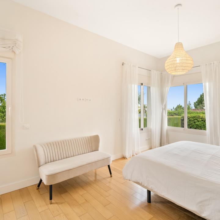 Magnificent six bedroom, south facing villa in the prestigious gated community Altos de Puente Romano Picture 27