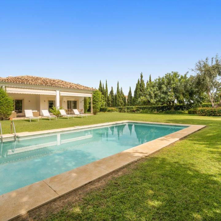 Magnificent six bedroom, south facing villa in the prestigious gated community Altos de Puente Romano Picture 3