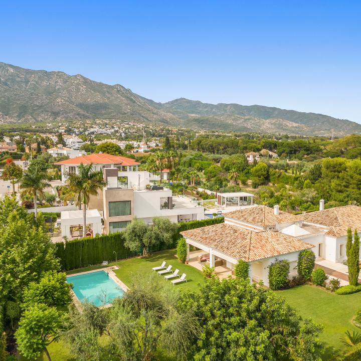 Magnificent six bedroom, south facing villa in the prestigious gated community Altos de Puente Romano Picture 5