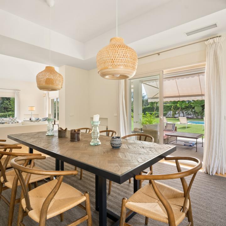 Magnificent six bedroom, south facing villa in the prestigious gated community Altos de Puente Romano Picture 6