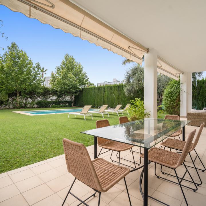 Magnificent six bedroom, south facing villa in the prestigious gated community Altos de Puente Romano Picture 7