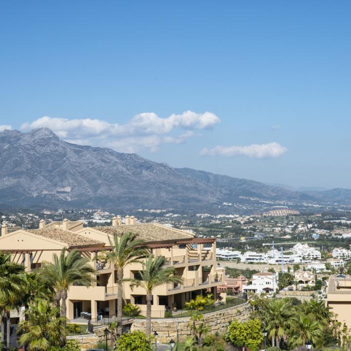 Flats with breathtaking sea views in La Alqueria, Benahavis Picture 2