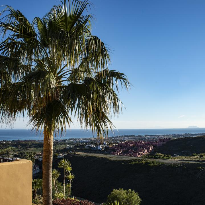 Flats with breathtaking sea views in La Alqueria, Benahavis Picture 2