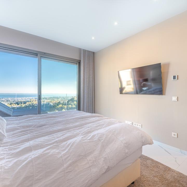STUNNING CORNER MIDDLE FLOOR APARTMENT WITH PANORAMIC GOLF & SEA VIEWS Picture 9