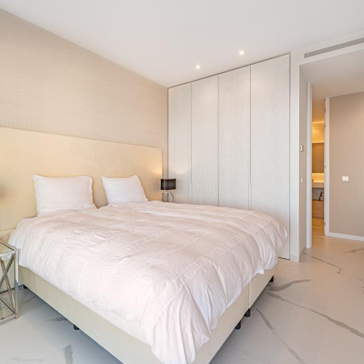 STUNNING CORNER MIDDLE FLOOR APARTMENT WITH PANORAMIC GOLF & SEA VIEWS Picture 13