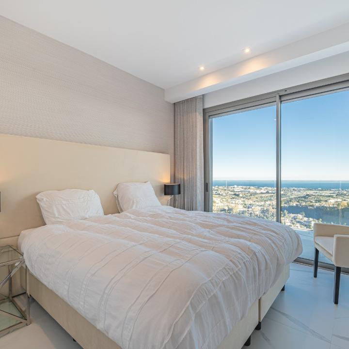 STUNNING CORNER MIDDLE FLOOR APARTMENT WITH PANORAMIC GOLF & SEA VIEWS Picture 1