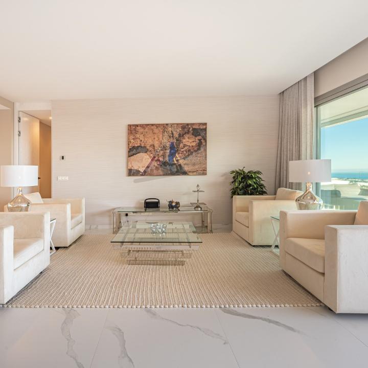STUNNING CORNER MIDDLE FLOOR APARTMENT WITH PANORAMIC GOLF & SEA VIEWS Picture 2