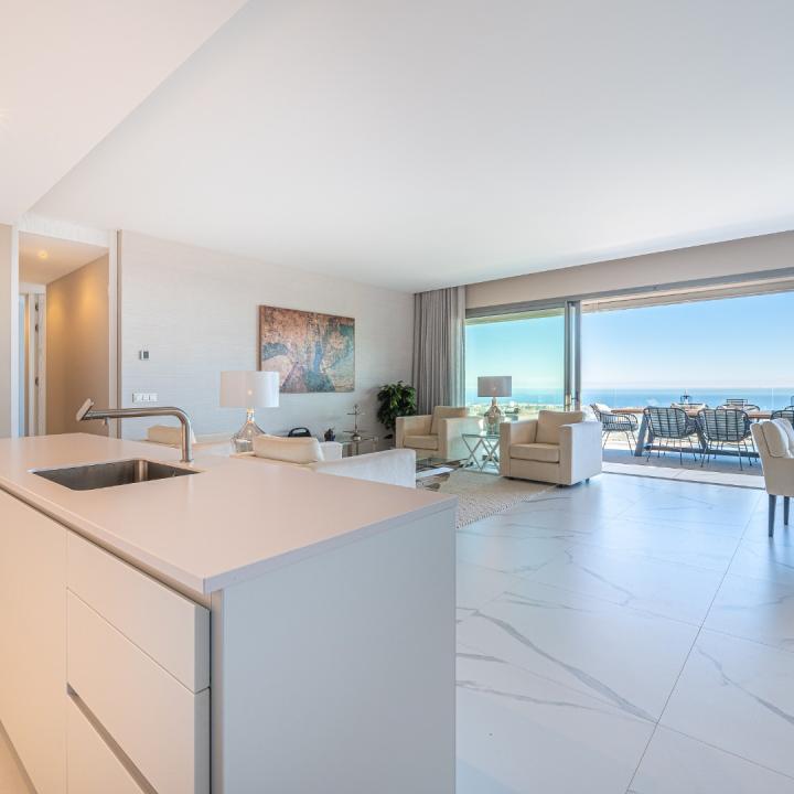 STUNNING CORNER MIDDLE FLOOR APARTMENT WITH PANORAMIC GOLF & SEA VIEWS Picture 30