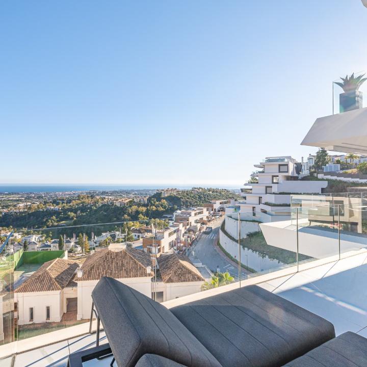 STUNNING CORNER MIDDLE FLOOR APARTMENT WITH PANORAMIC GOLF & SEA VIEWS Picture 32