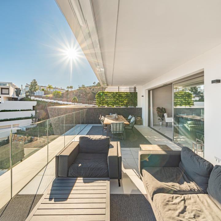 STUNNING CORNER MIDDLE FLOOR APARTMENT WITH PANORAMIC GOLF & SEA VIEWS Picture 37