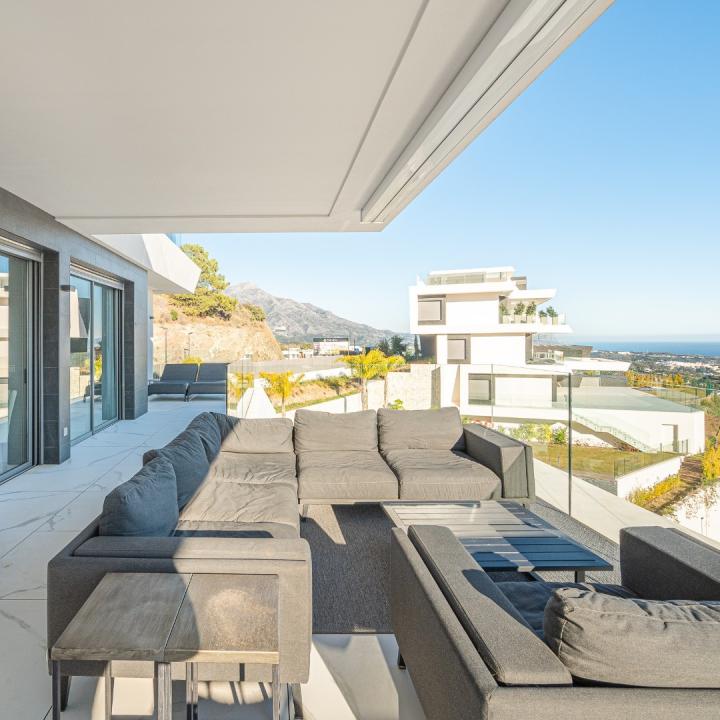 STUNNING CORNER MIDDLE FLOOR APARTMENT WITH PANORAMIC GOLF & SEA VIEWS Picture 38