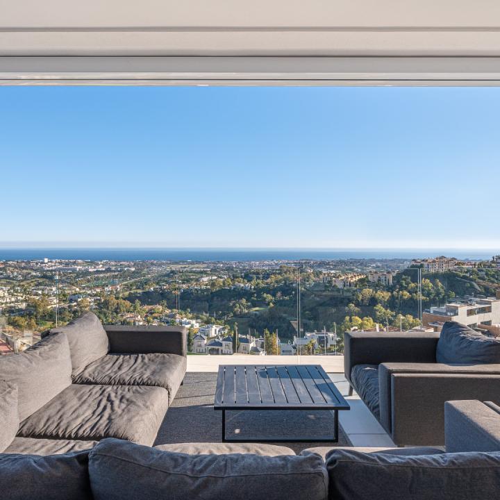 STUNNING CORNER MIDDLE FLOOR APARTMENT WITH PANORAMIC GOLF & SEA VIEWS Picture 3