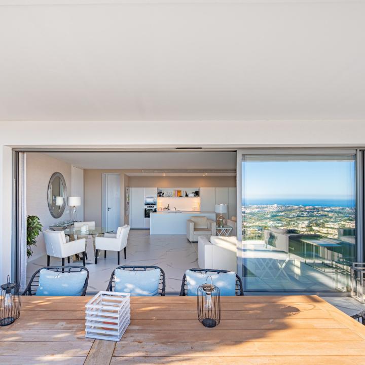 STUNNING CORNER MIDDLE FLOOR APARTMENT WITH PANORAMIC GOLF & SEA VIEWS Picture 39
