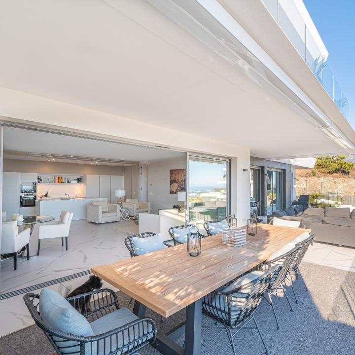 STUNNING CORNER MIDDLE FLOOR APARTMENT WITH PANORAMIC GOLF & SEA VIEWS Picture 40
