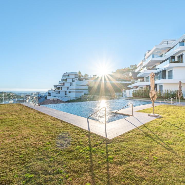 STUNNING CORNER MIDDLE FLOOR APARTMENT WITH PANORAMIC GOLF & SEA VIEWS Picture 45