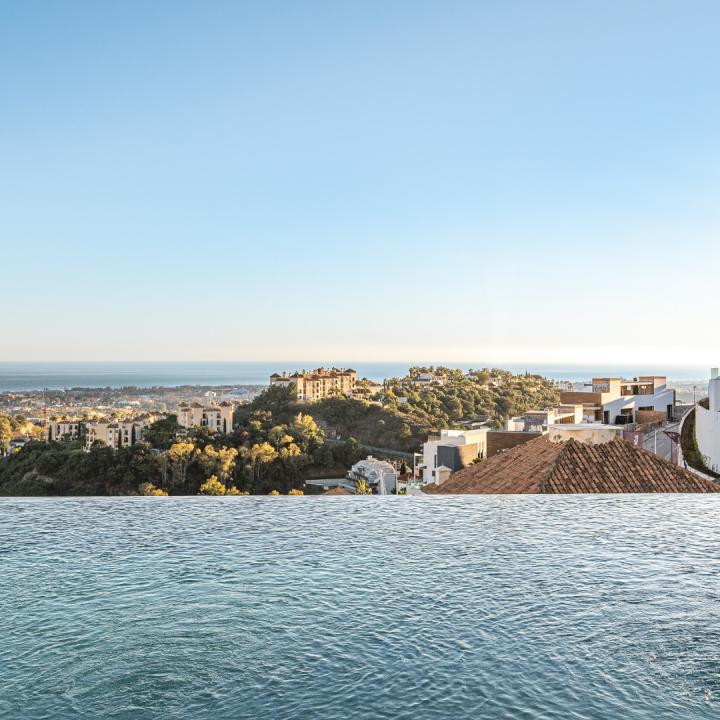 STUNNING CORNER MIDDLE FLOOR APARTMENT WITH PANORAMIC GOLF & SEA VIEWS Picture 4