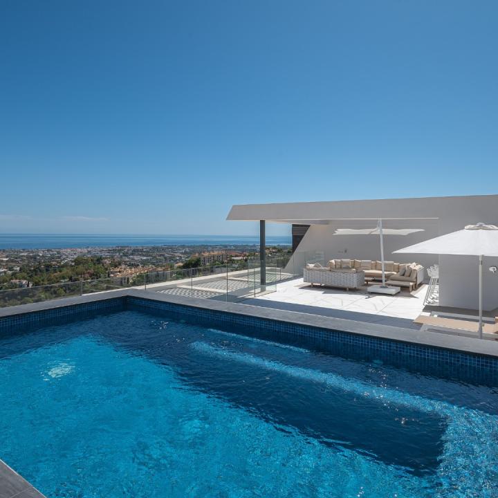 Stunning 3 bedroom penthouse with private swimming pool and panoramic sea views Picture
