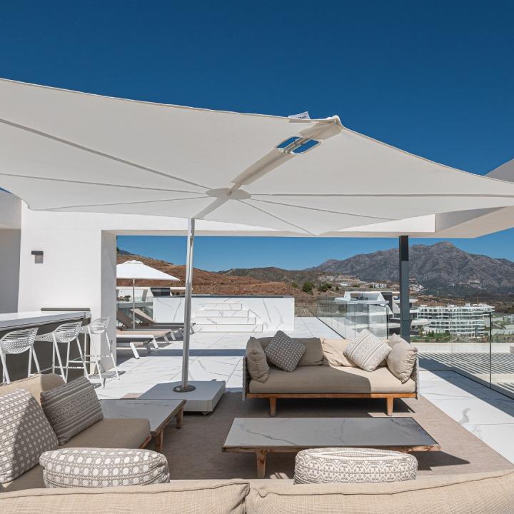 Stunning 3 bedroom penthouse with private swimming pool and panoramic sea views Picture 12