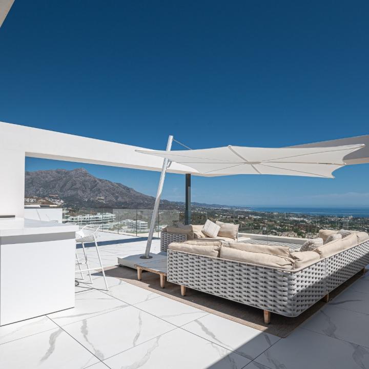 Stunning 3 bedroom penthouse with private swimming pool and panoramic sea views Picture 13