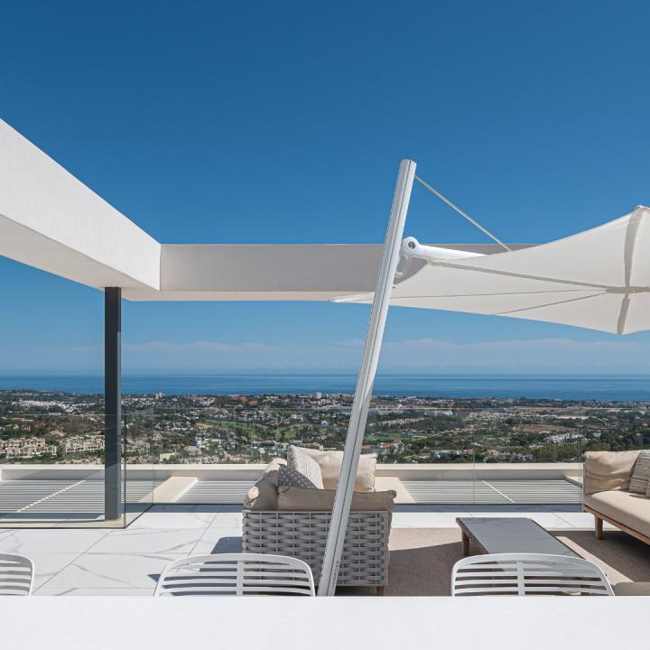 Stunning 3 bedroom penthouse with private swimming pool and panoramic sea views Picture 14