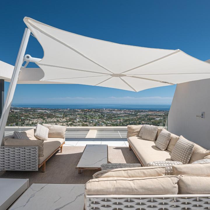 Stunning 3 bedroom penthouse with private swimming pool and panoramic sea views Picture 15