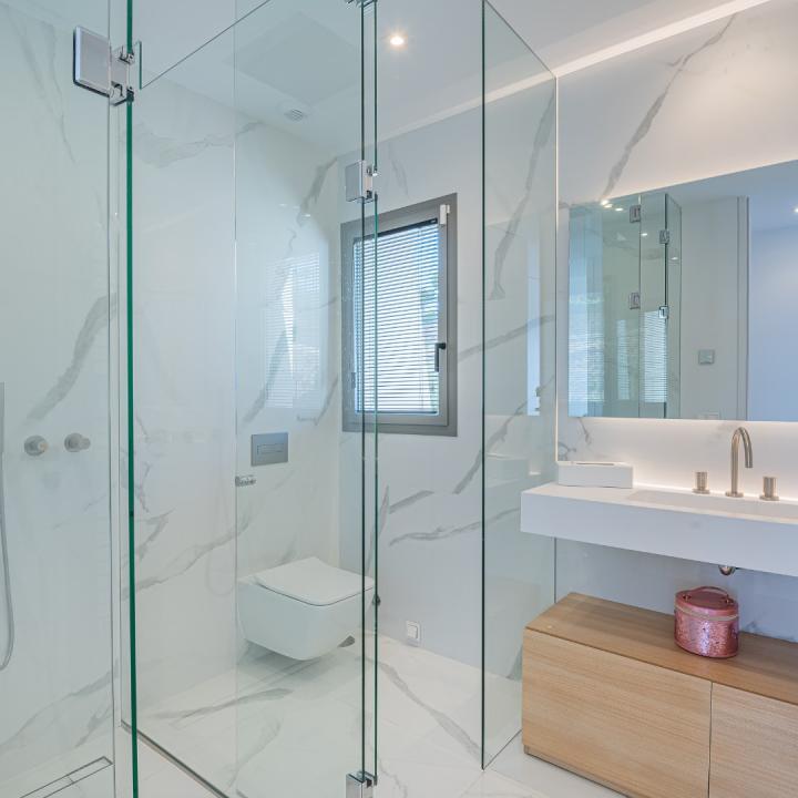 Stunning 3 bedroom penthouse with private swimming pool and panoramic sea views Picture 16