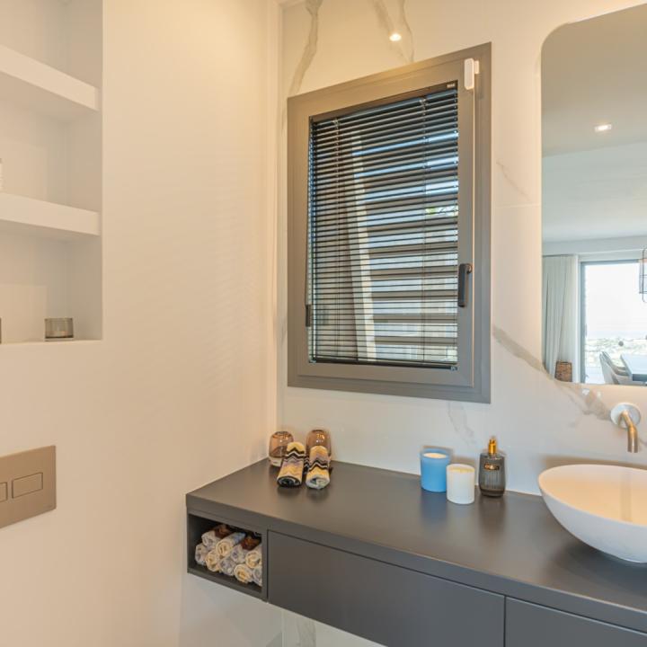 Stunning 3 bedroom penthouse with private swimming pool and panoramic sea views Picture 17